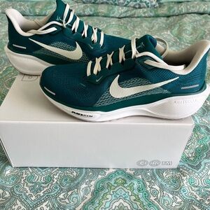 💗SOLD💗Nike Turquoise and White Running Shoes New in box